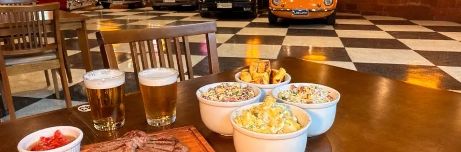 Salão do Octano: picanha servida na tábua com os carros clássicos ao fundo