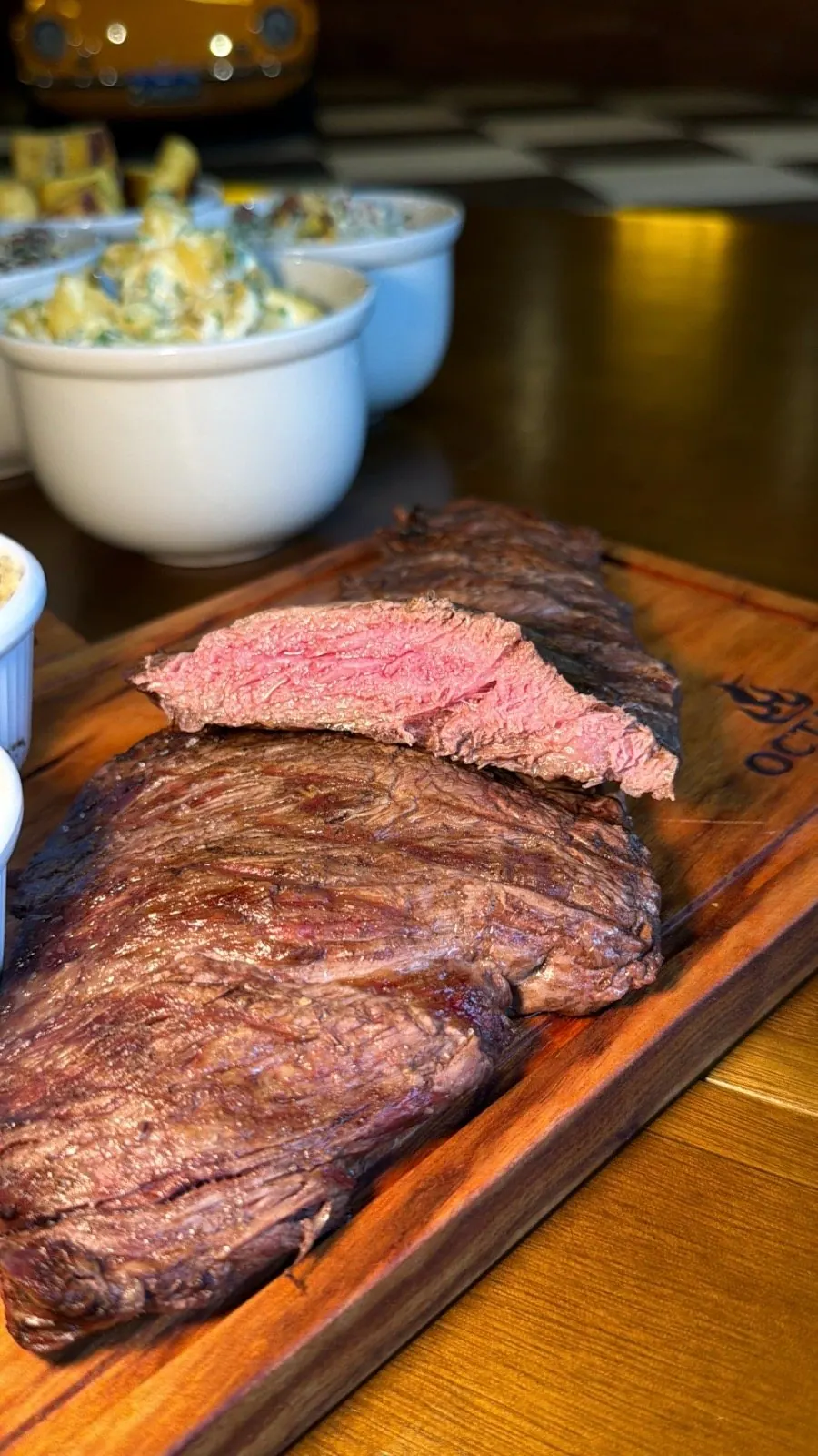 Picanha fatiada servida na tábua da Octano